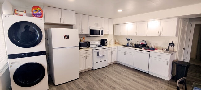 Building Photo - 9337 N Tampa Dr