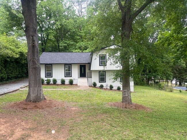 Building Photo - 119 Fox Run Dr