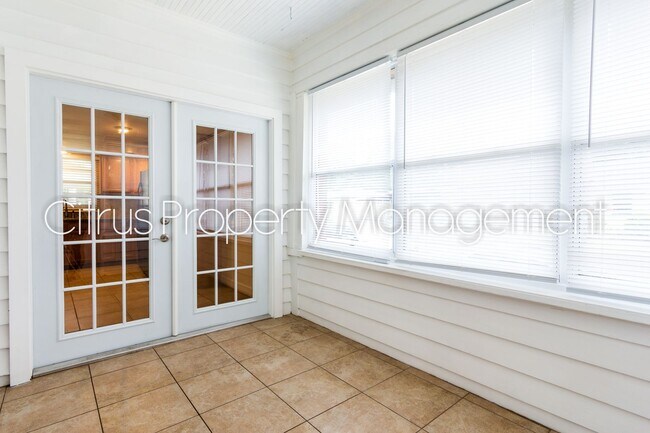 Foto del edificio - Charming Duplex in Mills 50 District