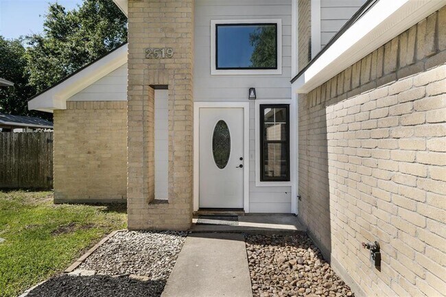 Building Photo - 2519 Silver Cypress Dr