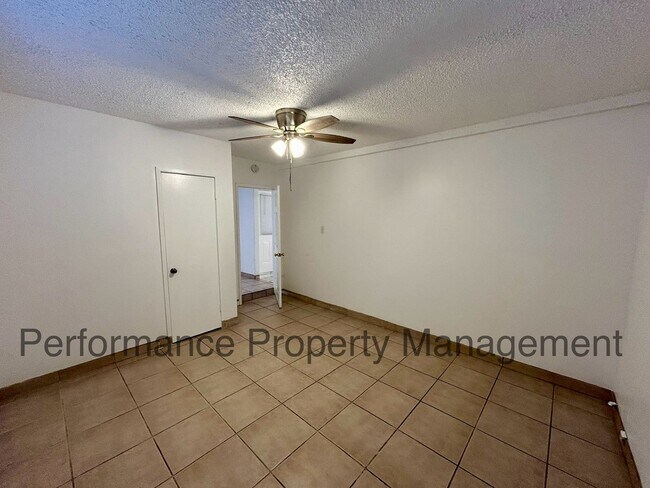 Building Photo - Cute 2 Bed/1 Bath in Central Bakersfield w...