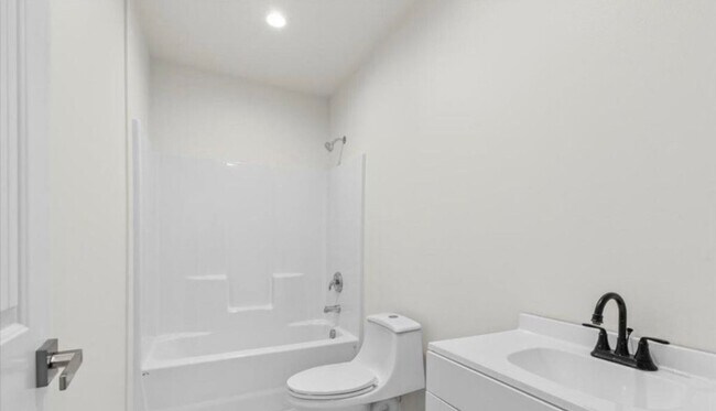 Building Photo - West Valley Stunning Duplex