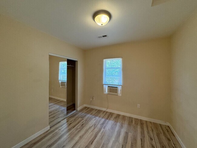 Foto del edificio - 113 E Bartlett Ave