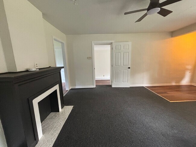 Foto del edificio - 2 Bedroom, 1 Bathroom Home with Spacious Family Room & Fenced Backyard