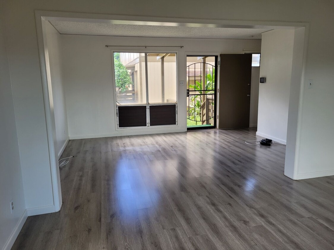Primary Photo - Nice 3bd, 1.5 bath, 2pkg 1268sqft w/lanai ...