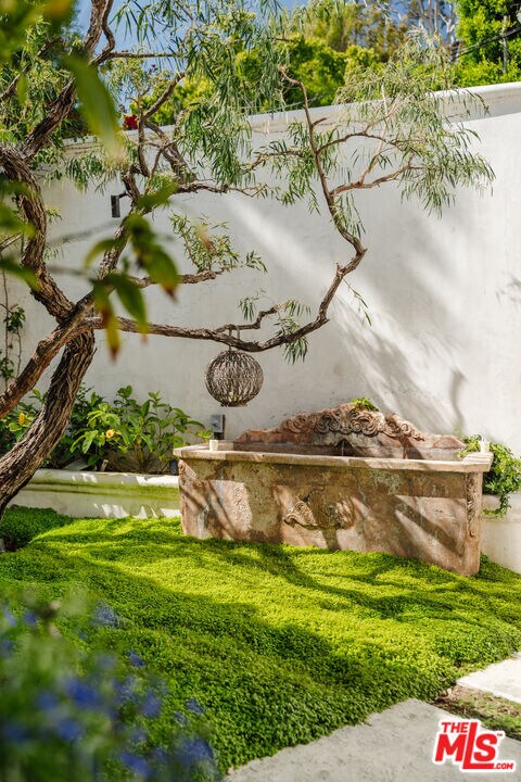 Foto del edificio - 8706 Sunset Plaza Pl