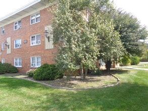 Building Photo - 10805 S Lloyd Dr