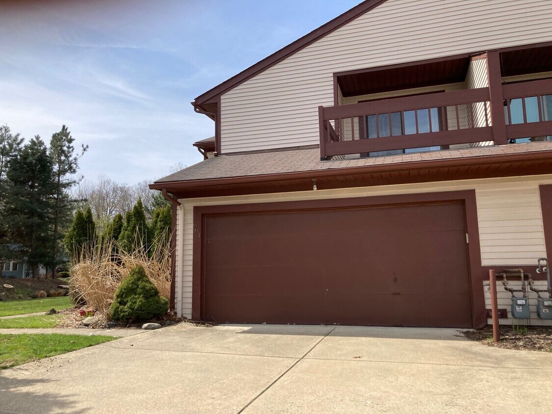 Primary Photo - Condo for Rent Richmond Heights