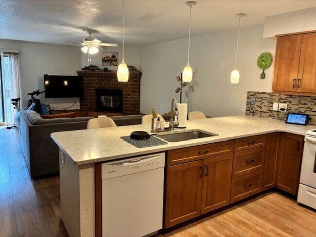 Foto del edificio - Long Term Rental- Lagoon Townhomes 738D