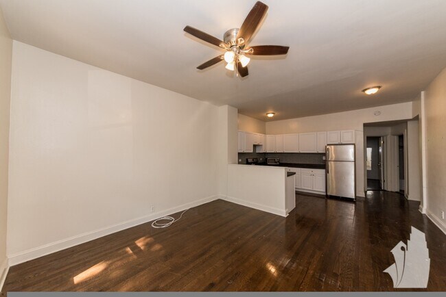 Foto del edificio - 3815 N Greenview Ave