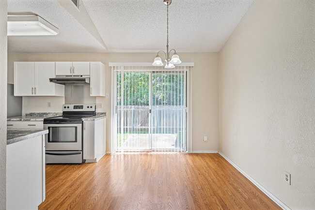 Building Photo - 1015 E Yager Ln