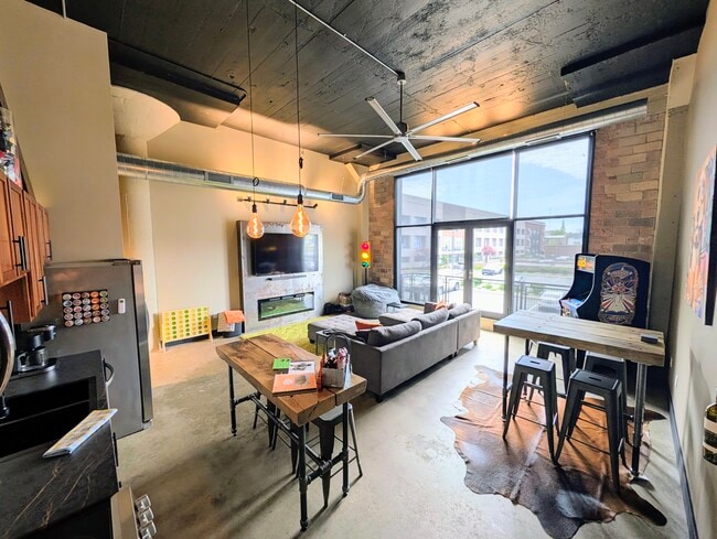 Building Photo - 401 W Shoreline Dr