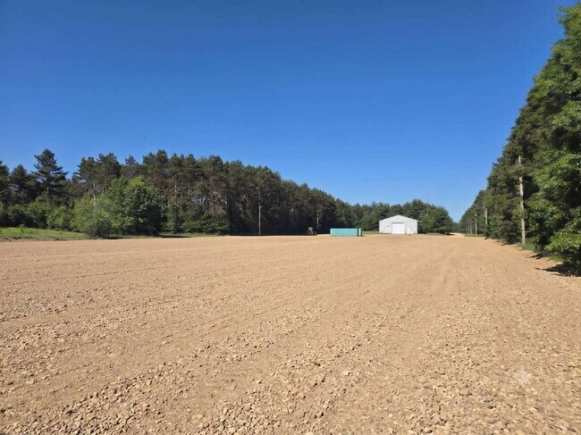 Foto del edificio - 24.2 Acres – Industrial Warehouse, Residential Or Office Space, Pole Shed & Recreational Land