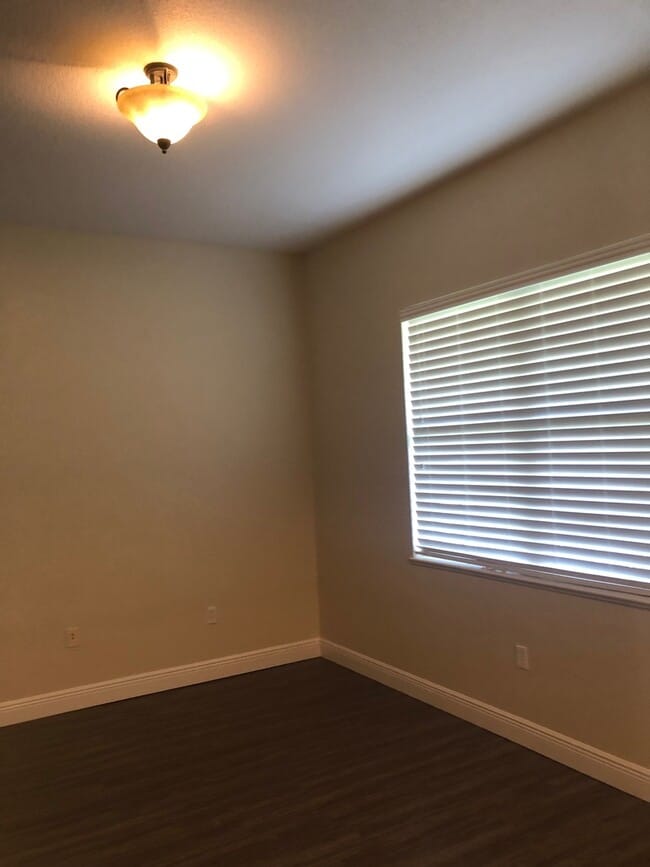 Building Photo - Large House with Bonus Room