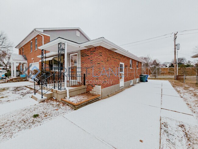 Building Photo - SIGN LEASE BY 2/28 AND GET $250 OFF FIRST ...