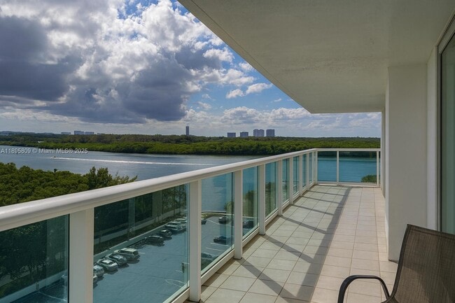 Foto del edificio - 100 Bayview Dr