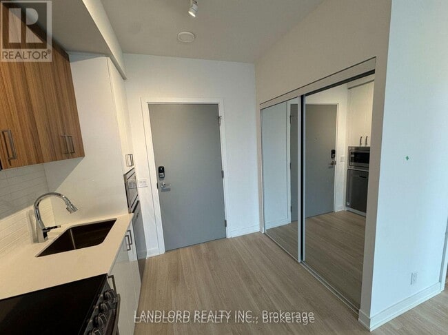 Photo du bâtiment - 30 Upper Mall Wy