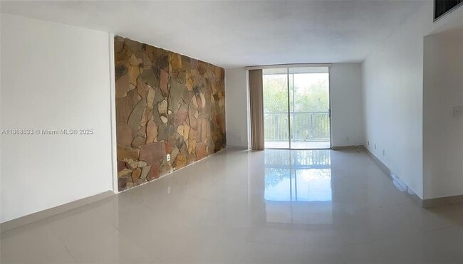 Foto del edificio - 8405 NW 8th St