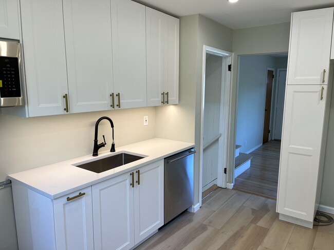 Building Photo - 96 Oakdene Ave