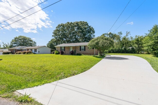 Building Photo - 2 Bedroom 2 Bath Brick Home Nestled In Gre...