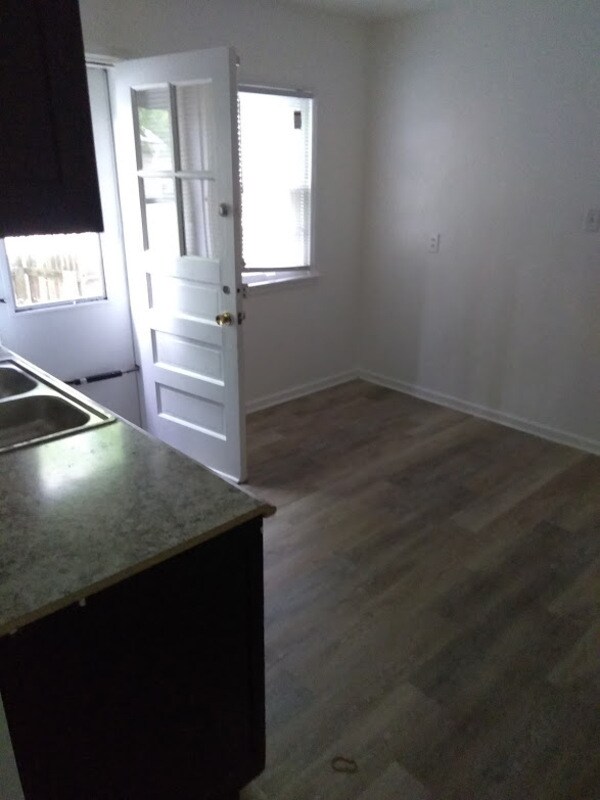 Foto del edificio - 235-237 E Hillcrest Ave