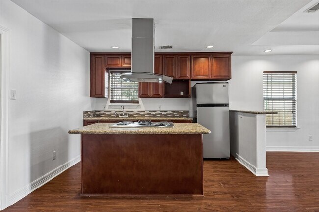 Foto del edificio - 708 E 32nd St