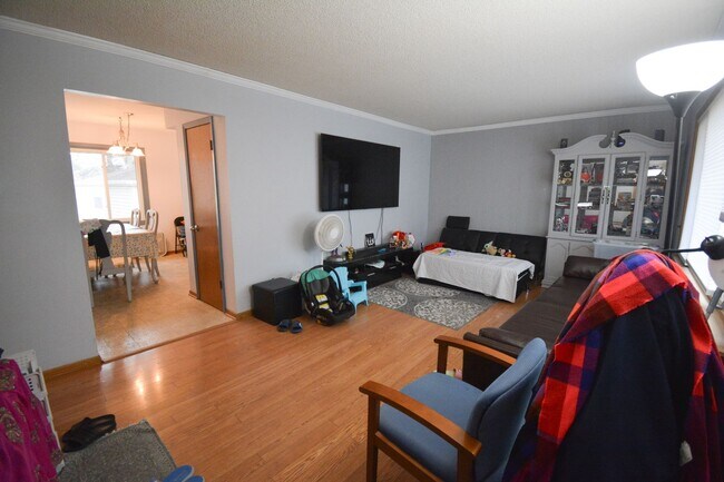 Building Photo - 3bed 2bath Available For Rent in Easy Access Area!