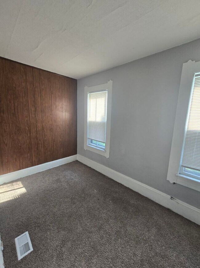 Building Photo - 5806 Bonna Ave