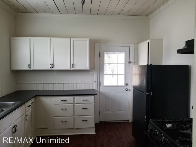 Building Photo - 2 br, 1 bath House - 255 E Lambert