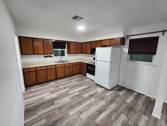 Building Photo - 5900 S Sunset Ave