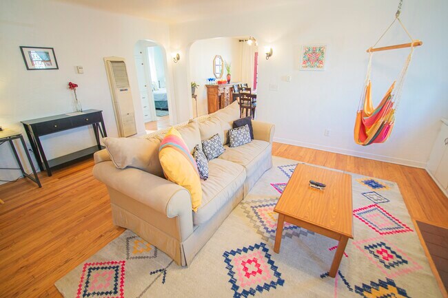 Foto del edificio - 2423 Rose Avenue NW