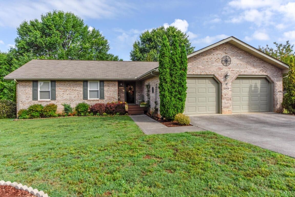 Primary Photo - Maryville 37803 - 3 bedroom home with bonu...