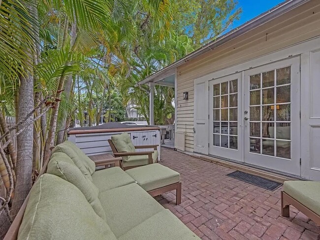 Building Photo - Beautiful Old Town Conch Cottage!