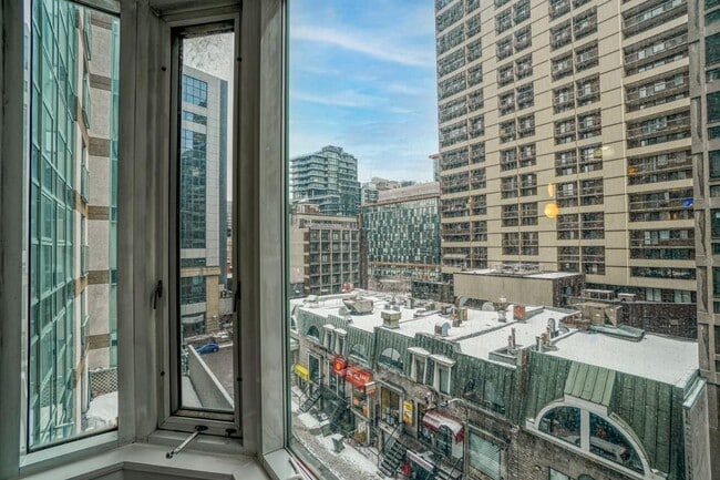 Building Photo - 1625 Av Lincoln