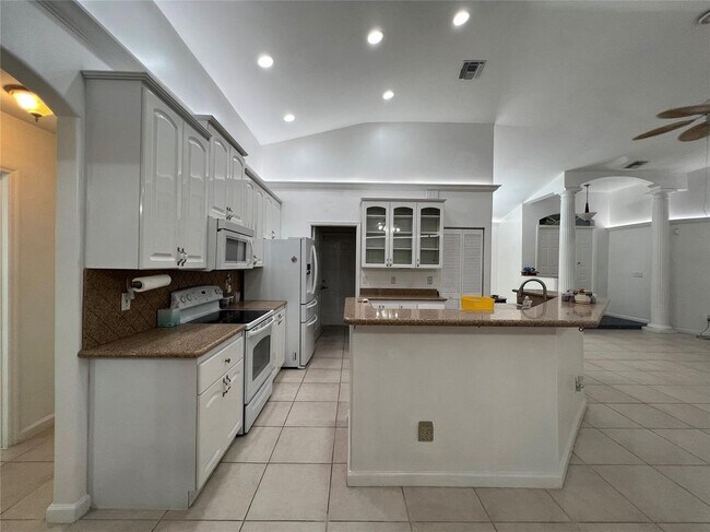 Building Photo - 7400 SW 37 Ct