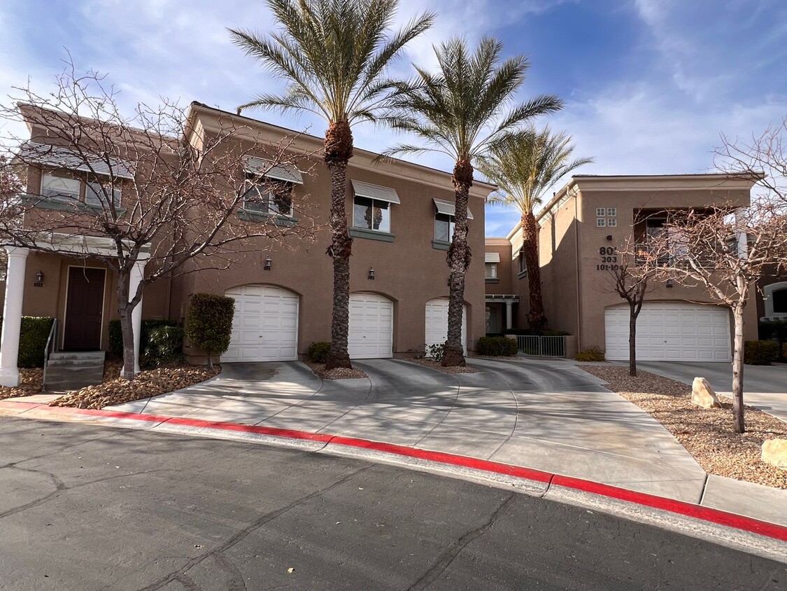 Foto principal - Summerlin Condo - Gated - Community Pool 1...