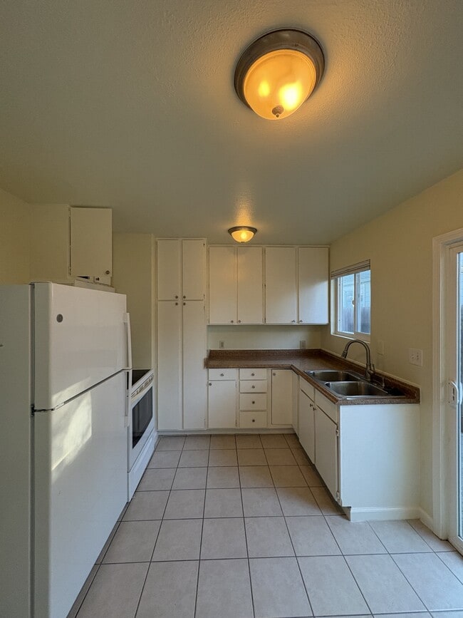 Building Photo - 9 10th St