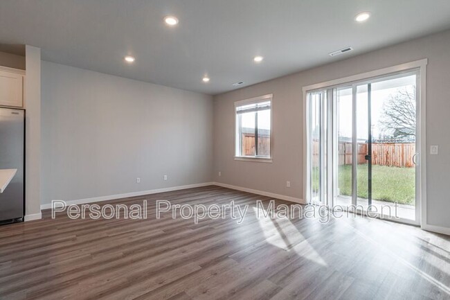 Building Photo - 417 NE Repass Rd