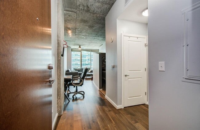 Building Photo - 5925 Almeda Rd
