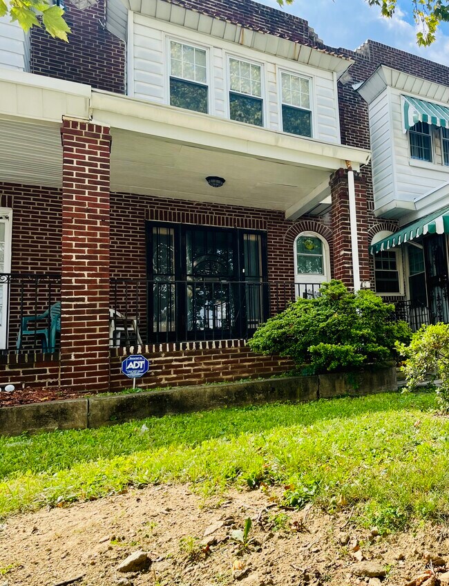 Building Photo - 710 N 65th St