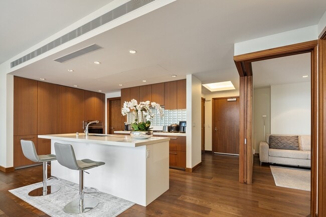 Building Photo - 1555 Kapiolani Blvd