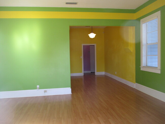 Building Photo - 220 6th St