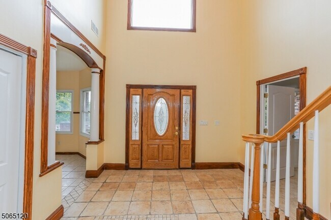Foto del edificio - 335 W Lakeshore Dr