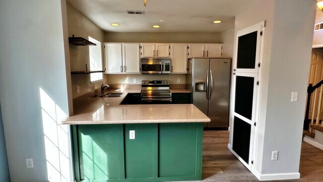 Foto del edificio - Quiet Colorful End Unit 3 Bed 2 Bath Townh...