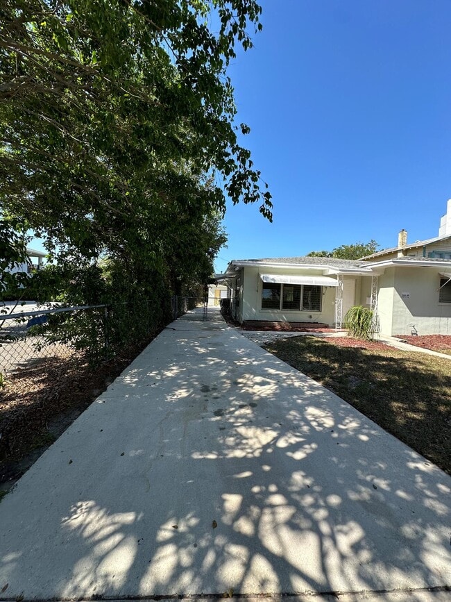 Building Photo - 415 49th St
