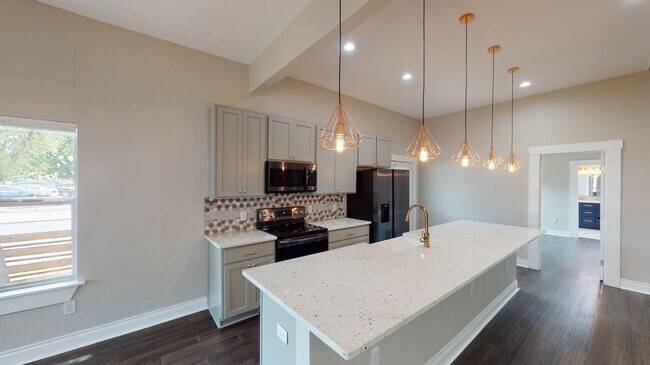 Building Photo - Sleek Dignowity urban farmhouse near downt...