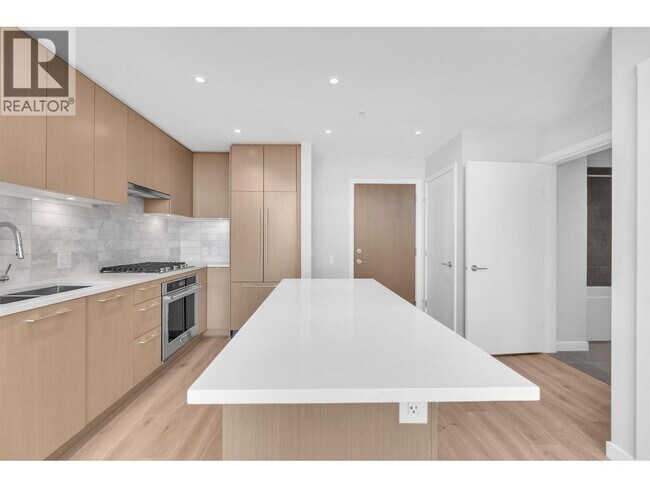Photo du bâtiment - 110 17th Street E
