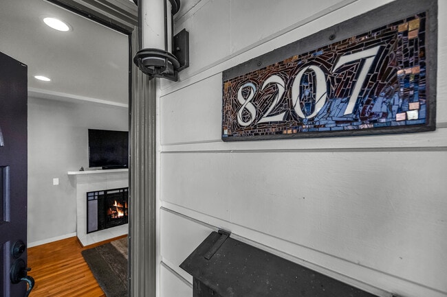 Foto del edificio - 8207 Stewart Ave