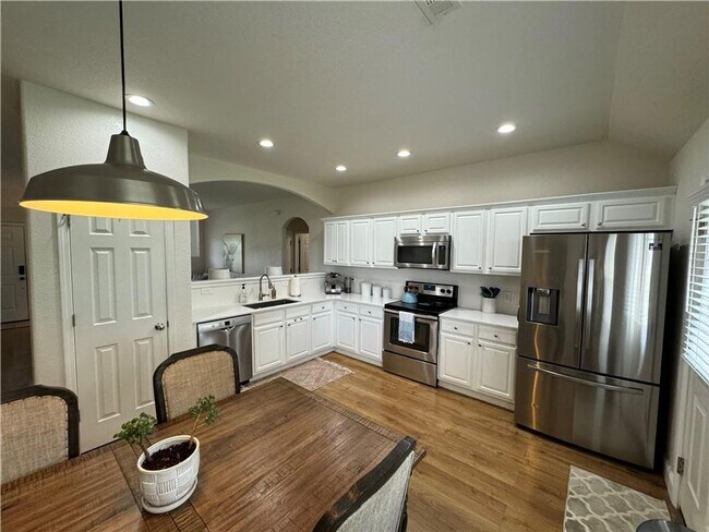 Foto del edificio - 5214 W Cross Creek Blvd