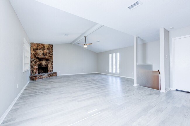 Foto del edificio - 15902 Timber Valley Dr